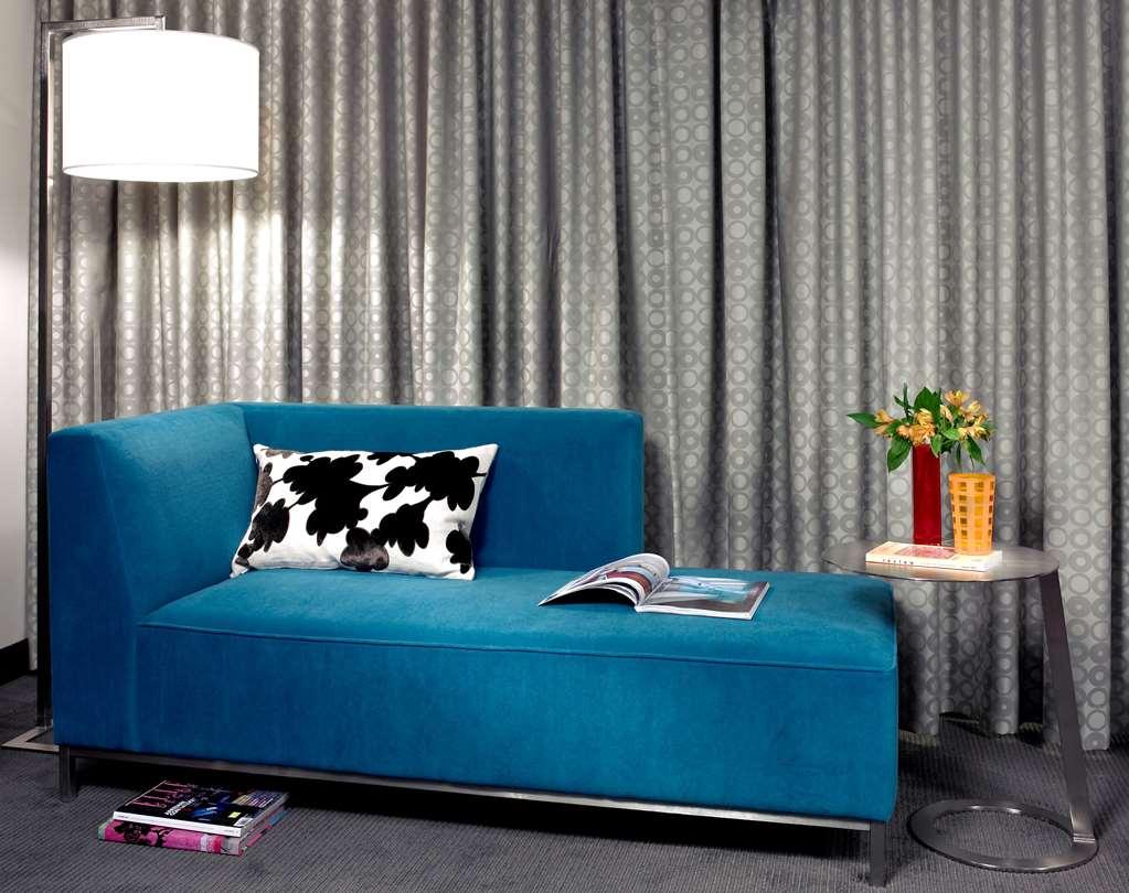 Hotel Murano Tacoma Pokój zdjęcie A blue chaise longue