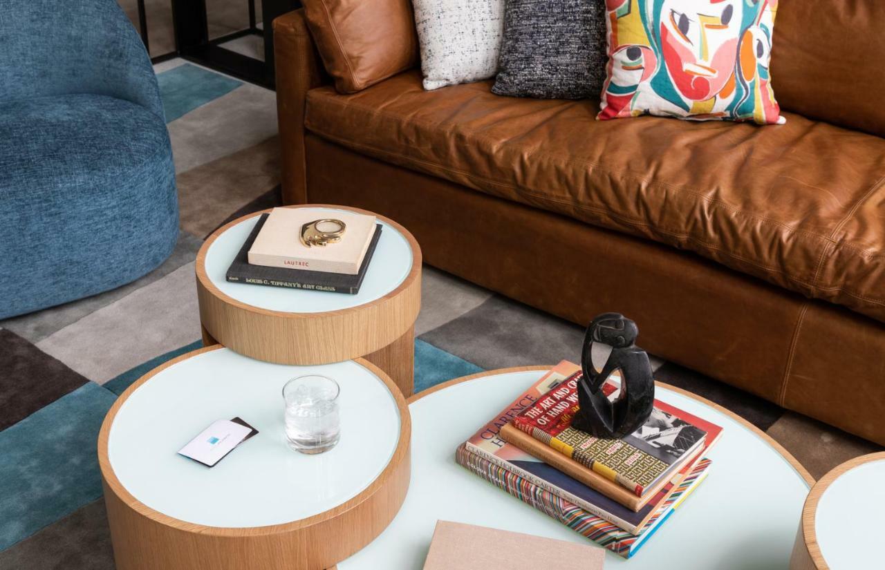 Hotel Murano Tacoma Zewnętrze zdjęcie A coffee table with a stack of books