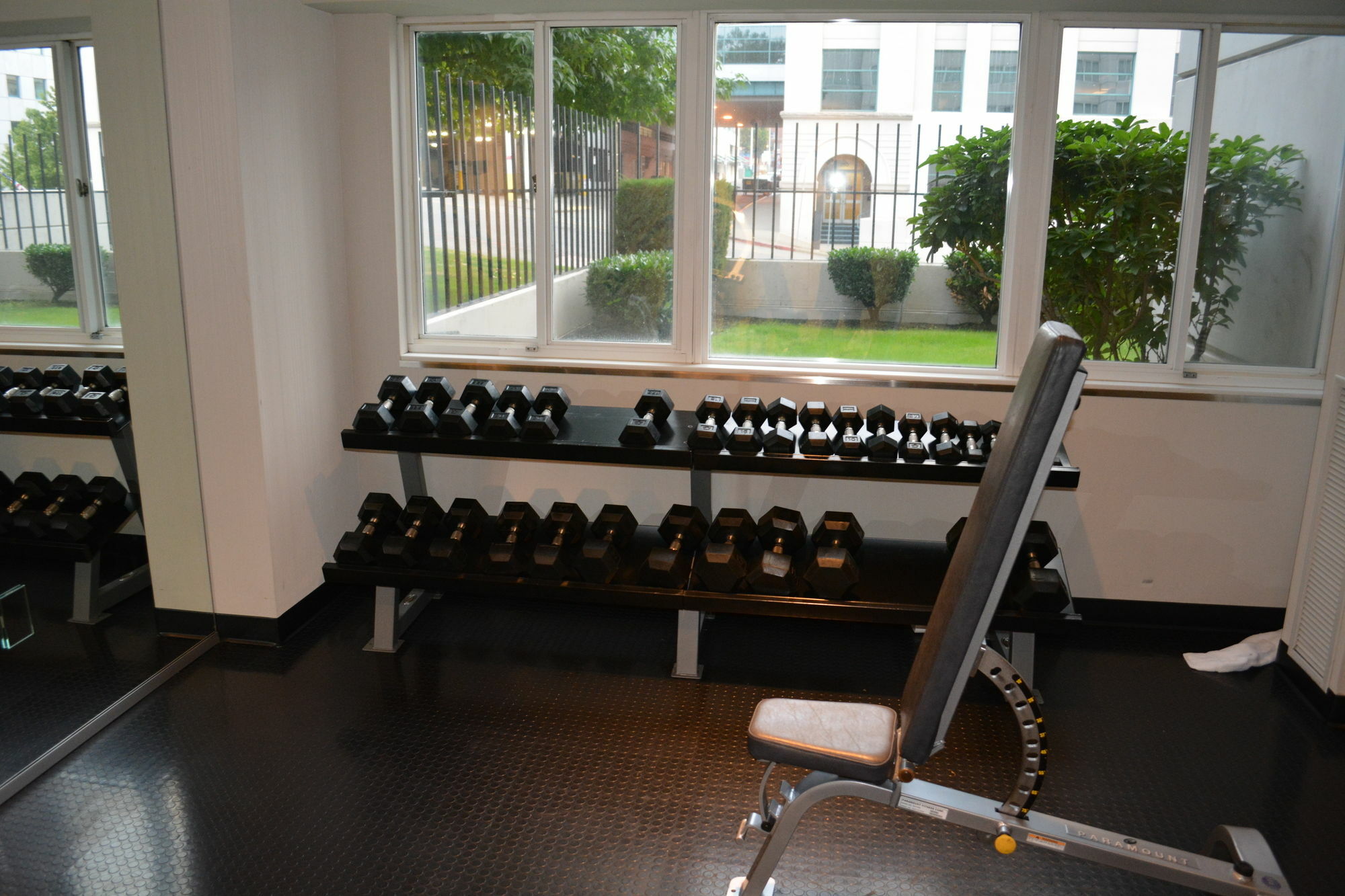 Hotel Murano Tacoma Zewnętrze zdjęcie Dumbbells on a rack